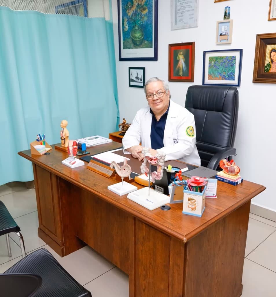 Dr. Rivas en su clínica